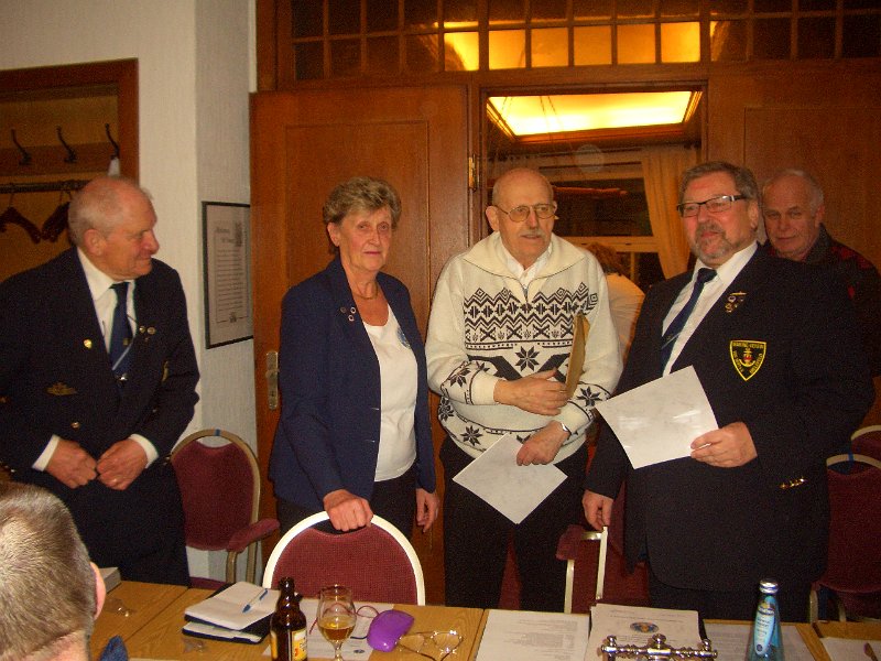 CIMG2261.JPG - Wulf Breipohl, Inge Bockermann, Günther Feiertag, Hans-Dieter Schubert.  Für langjährige Mitgliedschaft in Marine-Verein und im Dachverband Deutscher Marine Bund (DMB): Günter Feiertag (40 Jahre)